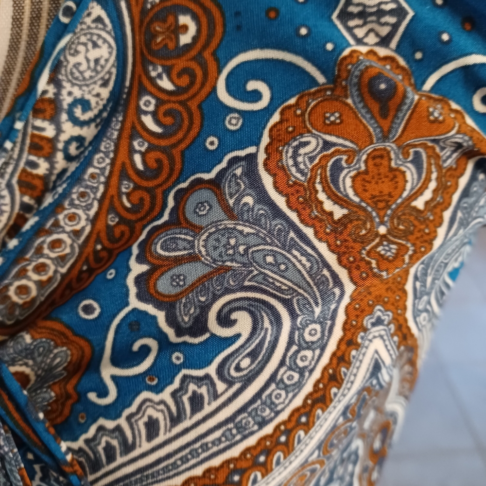 Brown Paisley tee length, v-neck, sleeveless - Picture 4 of 8